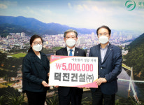 덕진건설(주), 의령군에 이웃돕기 성금 500만원 기탁