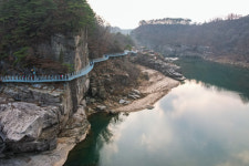 철원군, 한탄강 절벽 잔도길~주상절리길 인기몰이