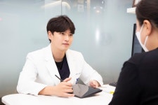 [전문의칼럼] 임플란트 통증 부담, 의식하 진정 수면치료 도움될 수 있어