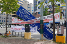 대전 둔산동 도로표지판 강풍에 추락…인명피해 없어