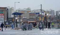 [시민기자가 간다] 고양시 가좌동행정복지센터, 이른 아침부터 제설작업 구슬땀