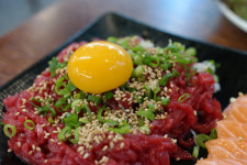 온라인 특가판매 육회 먹은 수십명 식중독 증상 호소