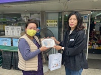 [전매포토] 양구군 방산면사무소 선행 주민 기념사진 액자 전달