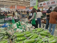[전매포토] 성남하나로마트서 추석 장 보는 시민들