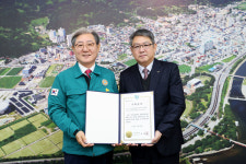 [전매포토] 한국국토정보공사 의령지사, 군장학회에 장학금 기탁