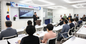 [전매포토] 인천시의회 신충식 교육위원장, 예일고등학교 빛글나래 도서관 개관식 축하