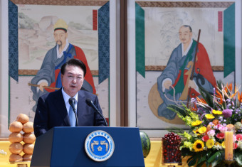 尹대통령 내외, 사리반환 기념식 참석…김여사 169일만에 대중 앞 등장