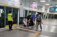 출근길 김포골드라인 김포공항역서 20대 승객 쓰러져...혼잡도 관련인지 확인중