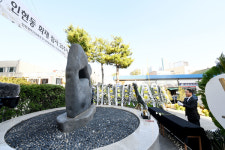 [전매포토] 유정복 인천시장, 인현동 화재 참사 25주기 추모식 헌화