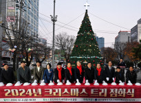 [전매포토] 광주 서구, 성탄트리 점화식 세상 희망의 빛 밝혀
