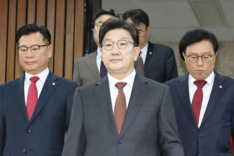 與 