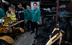 [전매포토] 유정복 인천시장, 동구 송림동 화재현장 점검