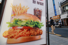 롯데리아, 리아 새우버거 5천 원 시대… 8개월만 최대 400원 인상