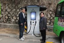 종로구의회 여봉무 위원장, 옥인동 마을버스 정류장 전기차 충전시설 현장점검