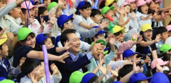 [1년전 오늘] 尹, 청와대로 어린이 초청
