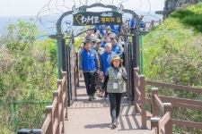 유인촌 문체부 장관, 최북단 DMZ 평화의 길 탐방··· 세계적 평화·생태관광자원 육성하자
