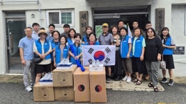 평택시 원평동, 바르게살기운동위원회·방위협의회 광복절 기념 태극기·운동화 전달