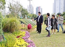 이영훈 미추홀구청장, 수인선 바람길 숲 2025년 국화 전시회 현장 점검