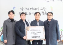 [전매포토] 철원군, 갈말읍체육회-신철원농기계, 장학기금 300만원 기탁