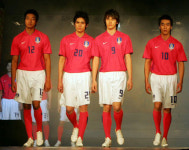 [20년 전 그때] 축구대표팀, 독일월드컵 새 유니폼 공개
