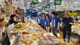 [전매포토] 류삼영 동작구청장 후보, 31일 '노량진수산시장' 방문... 상인들과 인사·소통