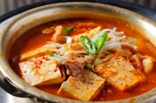펄펄 끓는 김치찌개 얼굴에 붓고, 소주병 휘둘렀지만 선처한 법원…나이가 어려서