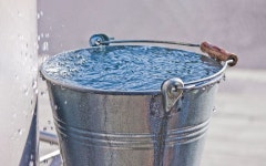 아내에게 양동이에 담긴 빗물 부은 남성…죄명은 폭행, 처벌은 벌금 100만원