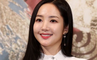 옛 연인 구속된 뒤…출국금지에 검찰 조사까지 받은 배우 박민영