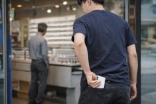 남의 아이폰 주머니에 쏙 넣고 나왔는데…법원 절도죄 아니다 무죄