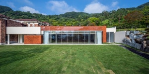 건축에서 균형을 찾는 방법: 이스트밸리 컨트리클럽 다목적 홀