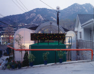 이상과 현실 사이에서 대안적 주거의 가능성을 찾다: <연결하는 집: 대안적 삶을 위한 건축>, <국민평수>