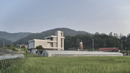 골짜기 마을 한가운데 놓인: 비례교회