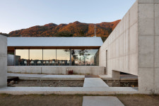 [CRITIQUE] 자연으로 열려 회유(回遊)하는, 한국적 정감의 추상 공간 | 정재헌