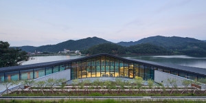 투명한 구조, 유연한 공간: 아중호수도서관