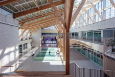 광장을 품고  낮게 펼쳐진: 연천초등학교