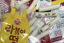 오뚜기 라볶이 먹고 설사...봉지 속 곰팡이 떡 나와