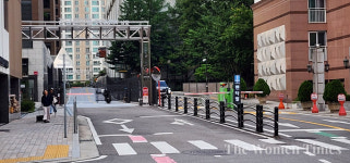 [단독]강남센트럴아이파크, 담장에 뾰족한 쇠꼬챙이 설치 왜?…아이들 다칠까 불안