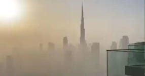 중동 휩쓴 모래폭풍, 세계 최고층 빌딩도 삼켰다