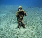 해양생물 먹여주고 재워주는 바닷 속 조각상