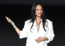 [할리우드IS] 리한나, 뷰티 사업 대박으로 억만장자 등극