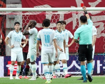 [포토]팔라시오스, 비디오판독으로 레드카드