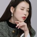 아이유, 역시 힙하다~오렌지 립컬러+기하학 네일아트 뷰티 화보