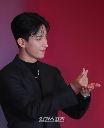 [포토] 세븐틴-도겸, 하트를 드려요!