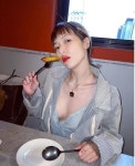 현아, 식당서 깊게 파인 슬립 원피스 입고 식사...아찔한 먹방~