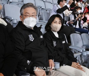 [포토]이재명 김혜경 부부,한국시리즈  4차전 직관