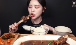 696만 먹방 유튜버 문복희, 초유의 대왕갈비찜 먹방..어마무시한 입 크기