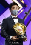 [포토]포수부문 수상 강민호, 의지에게 감사