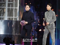 [포토] 무대에 오르는 정우성과 홍정도 중앙일보 JTBC 부회장