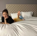 제니, 침대에 누워 크롭톱+수면바지...섹시큐티한 파자마룩