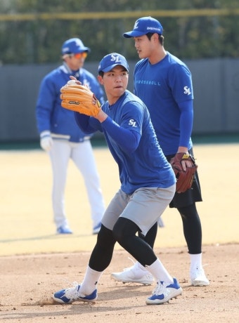 삼성 대형 신인 김영웅, 발목 인대 파열…4개월 이탈
